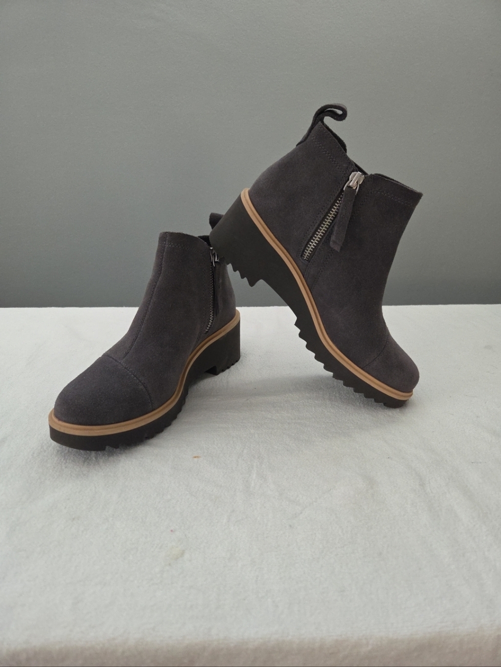 Women'a Toms Gray Suede Ankle Boots with Lug Sole Size 5.5
